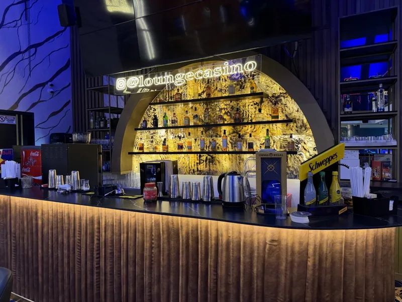 Bar y sports book — pantallas premium en Zona T