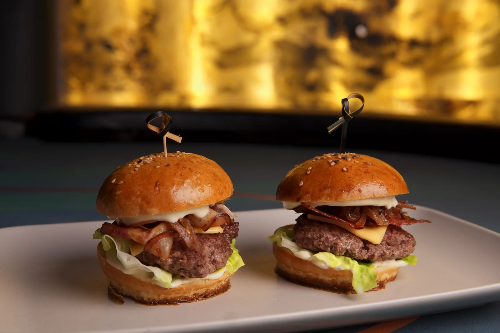 Restaurante de The Lounge Casino — cocina de autor, servicio en mesa, ambiente Zona T